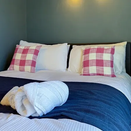 Spacious 4-Bedroom Near London Bridge, Fast Wi-Fi, Dryer & Quick Access To Central London