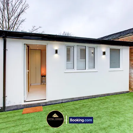 Apartment Modern Ground Floor, 2 Bed, 2 Bath By Livra Estate Short Lets & Serviced South With Garden *
