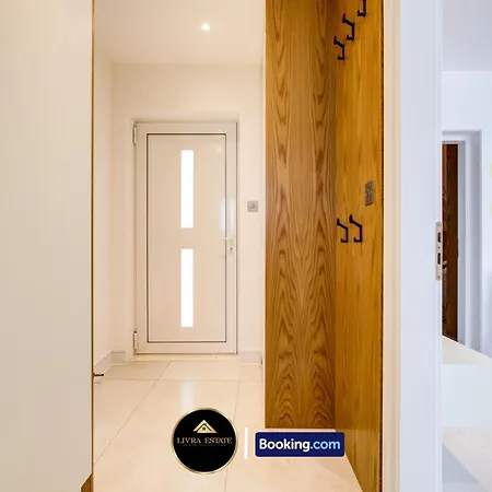 Apartment Modern Ground Floor, 2 Bed, 2 Bath By Livra Estate Short Lets & Serviced South With Garden