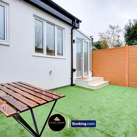 Modern Ground Floor, 2 Bed, 2 Bath By Livra Estate Short Lets & Serviced South With Garden Apartment