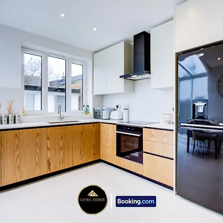 Modern Ground Floor, 2 Bed, 2 Bath By Livra Estate Short Lets & Serviced South With Garden * Croydon
