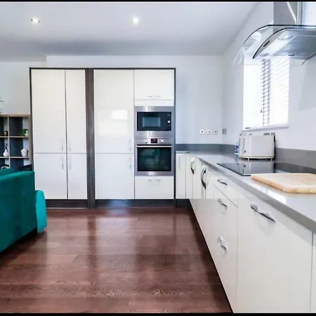 Luxury 2 Bedroom Apartment *