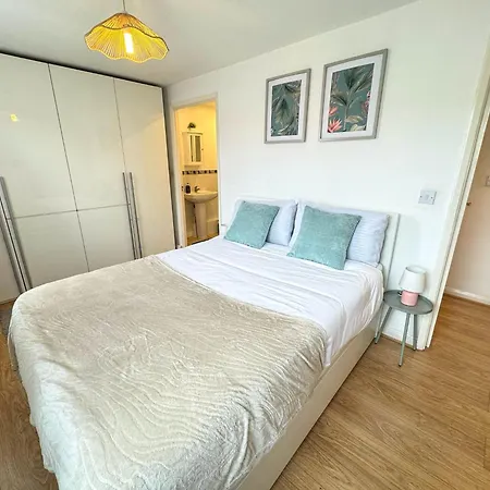 Apartment Wembley Stadium - 2 Bathrooms - 2 Parking - 2 Bedroom Spacious Beautiful Apartment