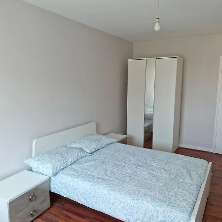 Apartment Flat In Of - E1 *