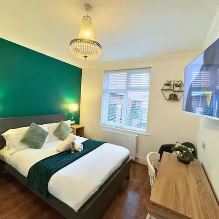 Holiday home Quiet Garden Escape 3 Beds And Hot Tub Bliss