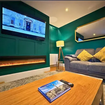 Quiet Garden Escape 3 Beds And Hot Tub Bliss London