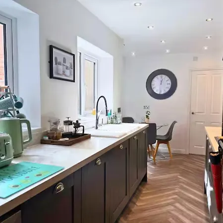 Holiday home Quiet Garden Escape 3 Beds And Hot Tub Bliss