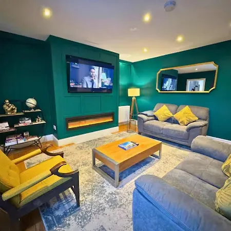 Holiday home Quiet Garden Escape 3 Beds And Hot Tub Bliss London