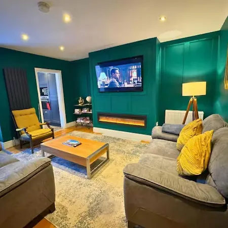 Holiday home Quiet Garden Escape 3 Beds And Hot Tub Bliss *