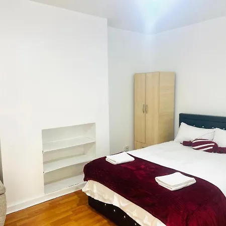 Aldgate In Apartment London
