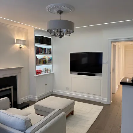 Stunning 2-bed, 2-bath In London