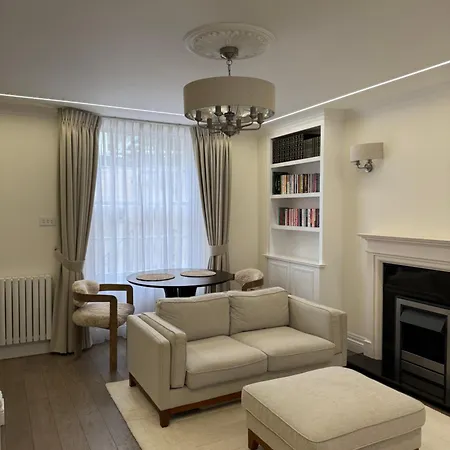 Stunning 2-bed, 2-bath In London