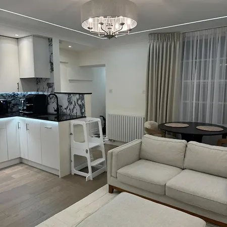 Stunning 2-bed, 2-bath In * London