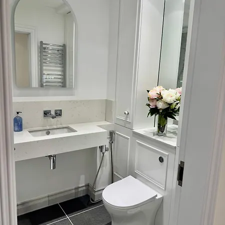 Stunning 2-bed, 2-bath In * London