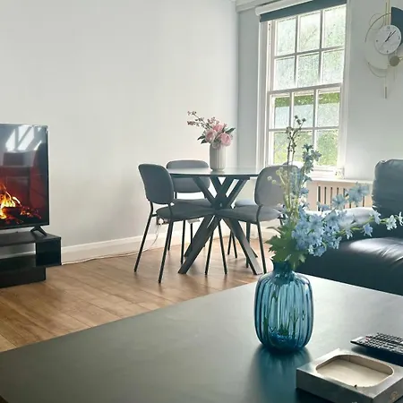 Spacious 2 Bedroom Edgware Road דירה *
