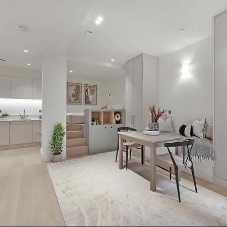Stylish Earl's Court Patio Apartment London