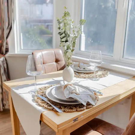 Lovely & Charming One-bedroom House With Parking And Garden Views In