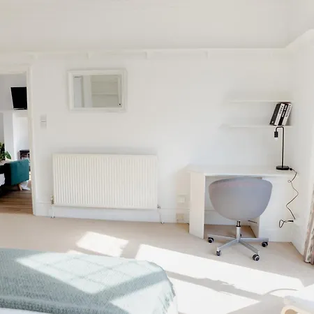 Lovely & Charming One-bedroom House With Parking And Garden Views In Holiday home *