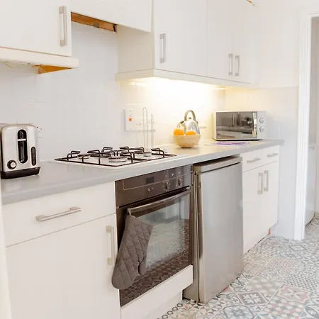 Lovely & Charming One-bedroom House With Parking And Garden Views In * London