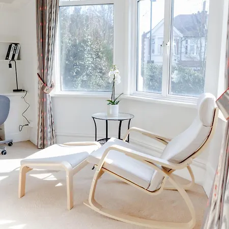 Holiday home Lovely & Charming One-bedroom House With Parking And Garden Views In *