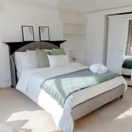Lovely & Charming One-bedroom House With Parking And Garden Views In London
