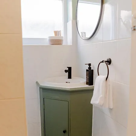 Сasa de vacaciones Lovely & Charming One-bedroom House With Parking And Garden Views In *