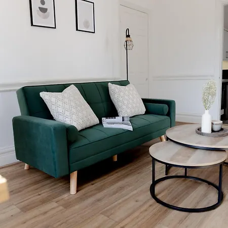 Lovely & Charming One-bedroom House With Parking And Garden Views In London