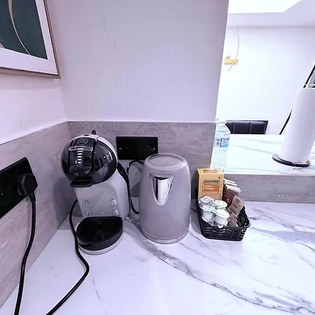 Spacious 4-Bedroom Near London Bridge, Fast Wi-Fi, Dryer & Quick Access To Central London Holiday home *