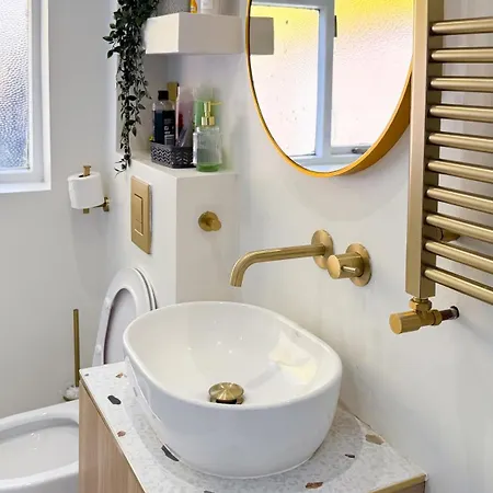 Spacious 4-Bedroom Near London Bridge, Fast Wi-Fi, Dryer & Quick Access To Central London Holiday home