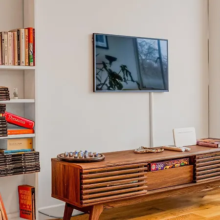 Apartamento Filled With Light 1br W Balcony, Centre