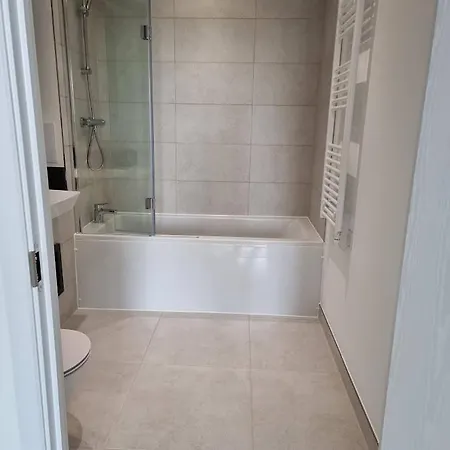 Shared-luxury Next To Heathrow London