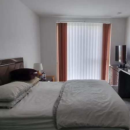 Shared-luxury Next To Heathrow Homestay *