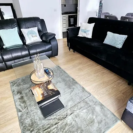 Apartment Wembley Stadium - 2 Bathrooms - 2 Parking - 2 Bedroom Spacious Beautiful Apartment