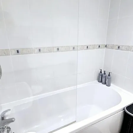 Wembley Stadium - 2 Bathrooms - 2 Parking - 2 Bedroom Spacious Beautiful Apartment *