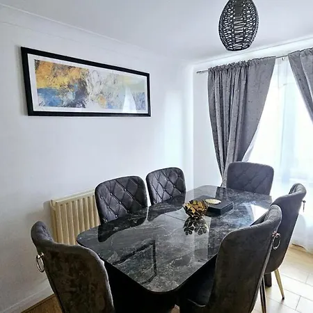 Wembley Stadium - 2 Bathrooms - 2 Parking - 2 Bedroom Spacious Beautiful Apartment London