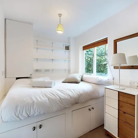 Bright 2-bed Garden Flat In West Kensington *