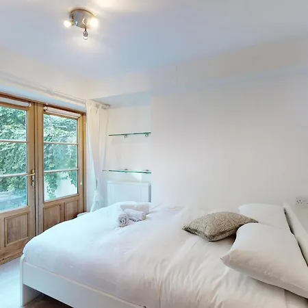 Bright 2-bed Garden Flat In West Kensington Apartment London