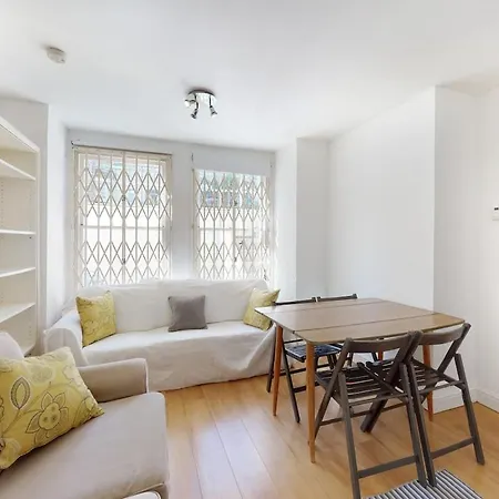 Apartment Bright 2-bed Garden Flat In West Kensington London