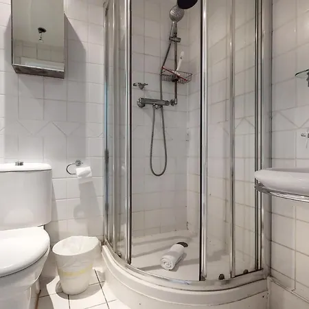 Bright 2-bed Garden Flat In West Kensington * London