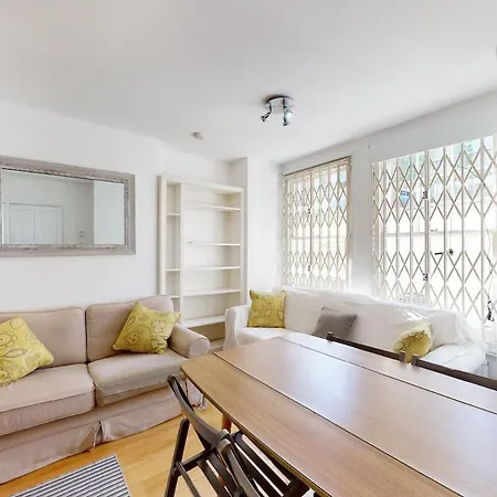 Apartment Bright 2-bed Garden Flat In West Kensington