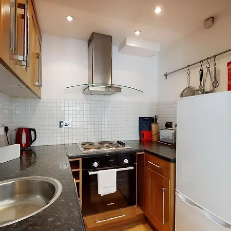 Apartment Bright 2-bed Garden Flat In West Kensington *