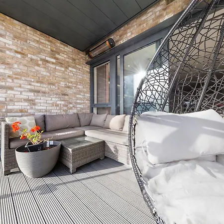 Spacious Modern 2br In The Heart Of