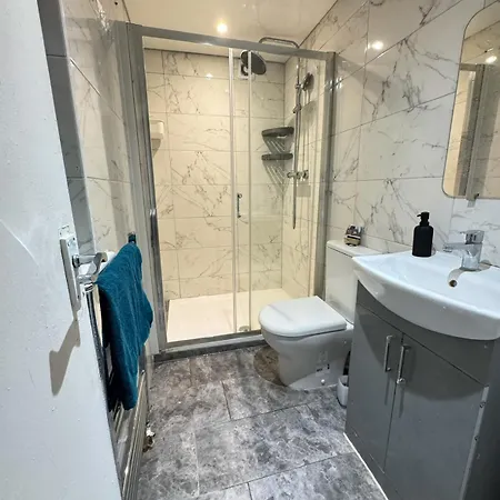 Modern 2-Bed Apartment, 8Min To Stratford Station, Sleeps 6 Apartment London