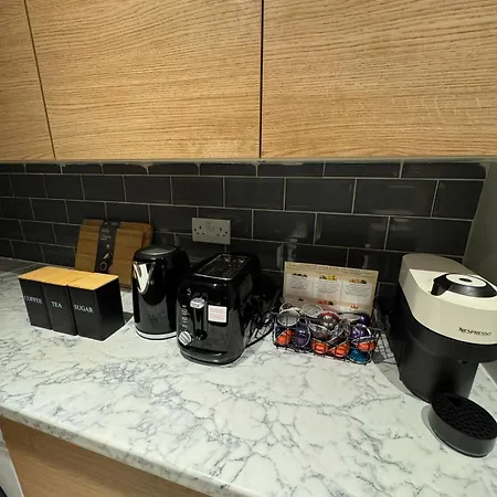 Modern 2-Bed Apartment, 8Min To Stratford Station, Sleeps 6 * London
