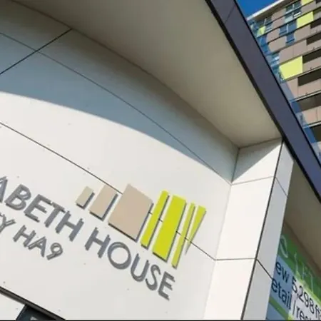 Stylish 2-bed Flat With Parking Apartment