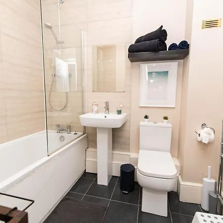 Spacious Mews Flat With Parking Apartment London