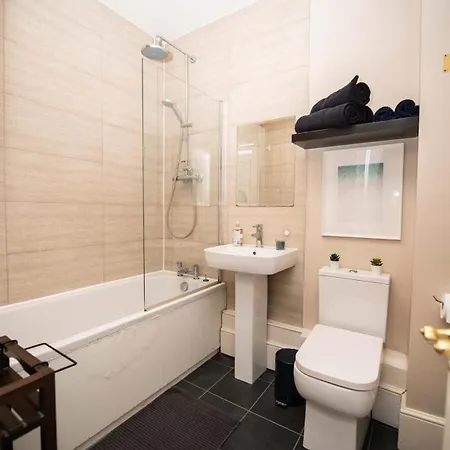 Spacious Mews Flat With Parking Apartment *