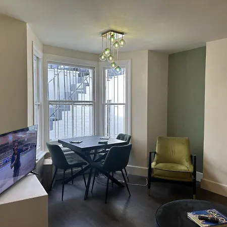 Modern Banker's Flat In Fulham 伦敦