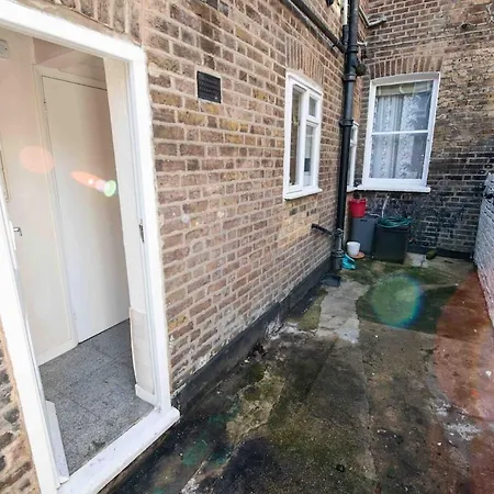 Bishop's Road - Welcoming Flat With Outside Space דירה *