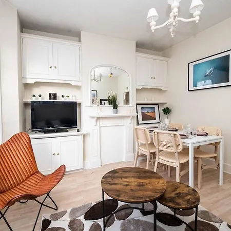 Bishop's Road - Welcoming Flat With Outside Space *